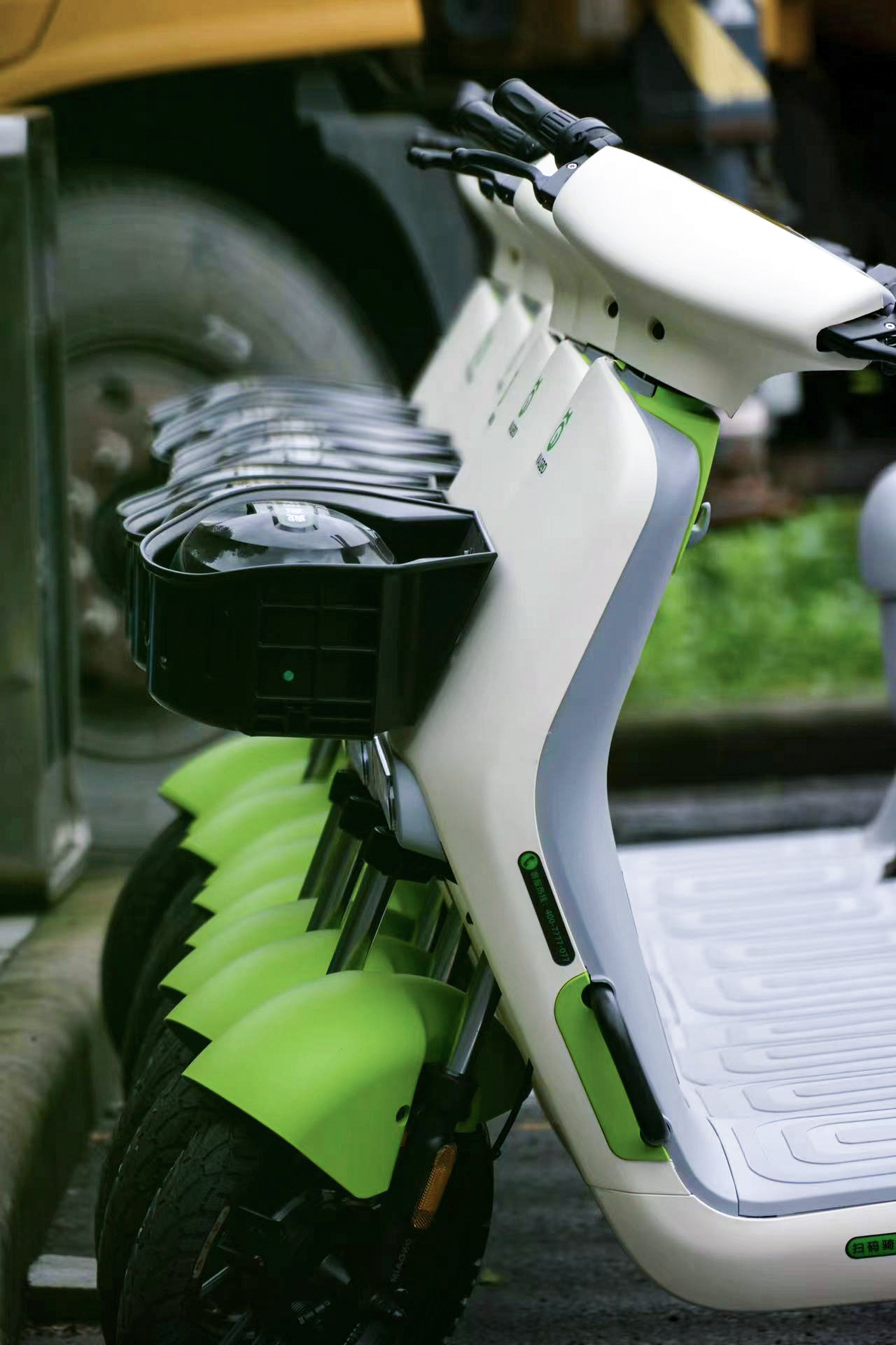 車身上標有共享電單車電話的喵走出行